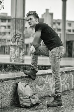 Sırt çantası konumu dışında olan çekici bir genç adam