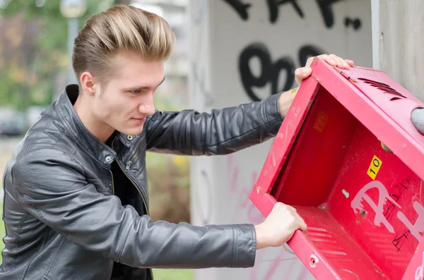 Przystojny młody mężczyzna Wandal łamanie własności publicznej — Zdjęcie stockowe