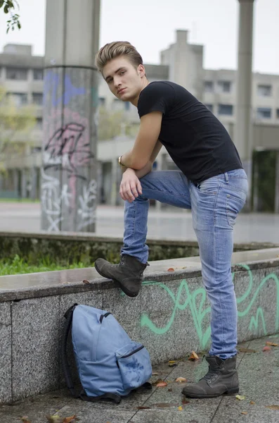 Aantrekkelijke jonge man met rugzak staan buiten — Stockfoto