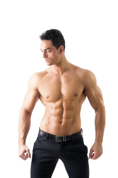 Красивый топлесс мускулистый мужчина стоит, изолирован — стоковое фото