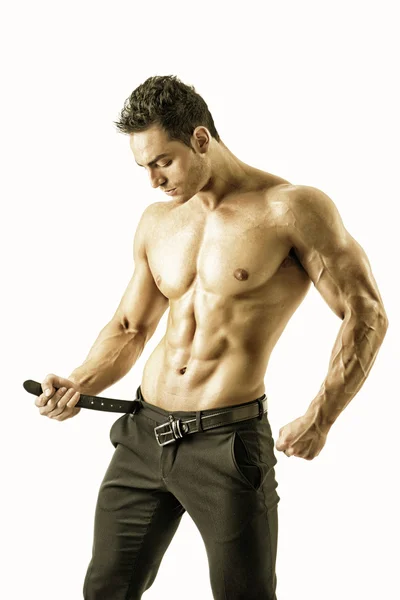 Красивый голый мускулистый мужчина раздевается, изолирован — стоковое фото