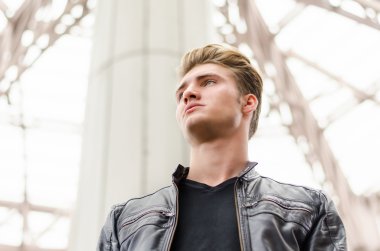 Şehirdeki çekici sarışın genç adam.