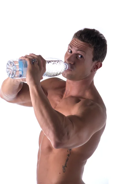 Homem musculoso jovem sem camisa, beber água de garrafa — Fotografia de Stock