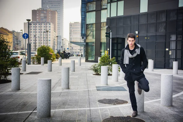 Man in zwarte jas permanent in City Center Street — Stockfoto