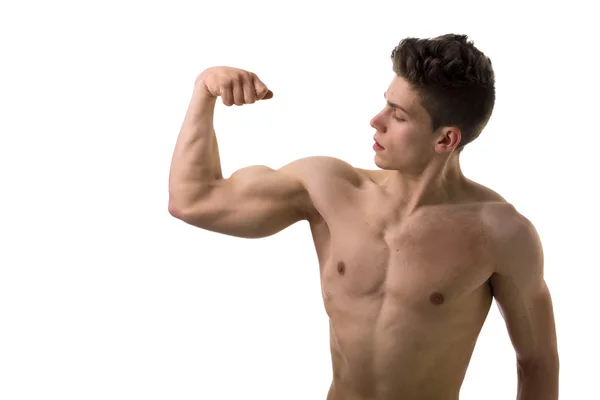 Przystojny kulturysta robi biceps stanowią — Zdjęcie stockowe