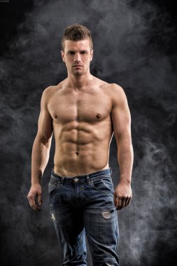 Yakışıklı gömleksiz kaslı adam