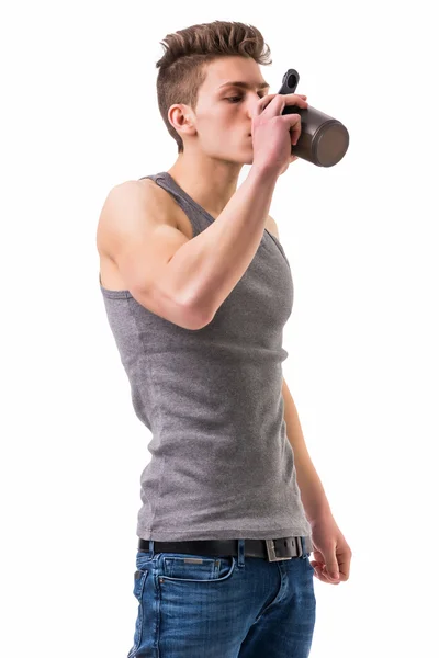 Atrakcyjny młodzieniec trzymający butelkę protein shake — Zdjęcie stockowe