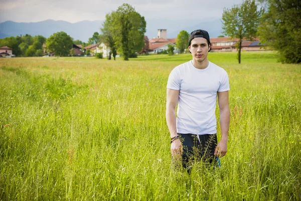 Handsome fit young man at countryside — Stock Photo, Image