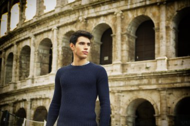 Roma Kolezyum önünde duran adam