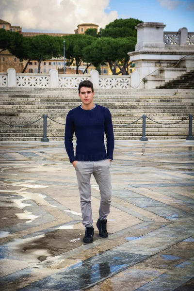 Young man in Rome in front of Vittoriano monument standing — kuvapankkivalokuva