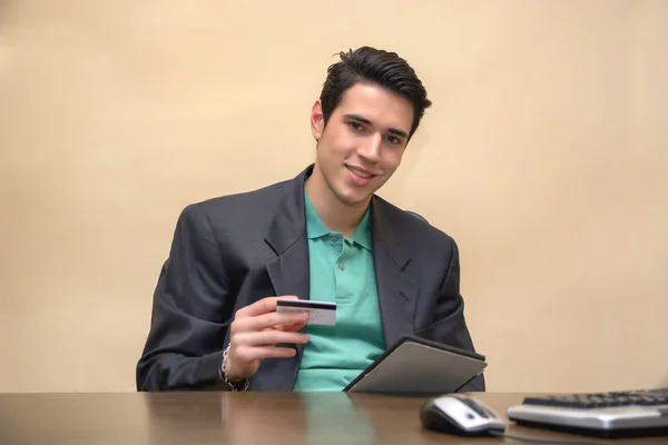 Hombre joven con tablet Pc y tarjeta de crédito — Foto de Stock