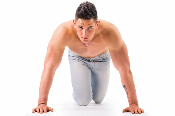 Young muscular man shirtless ready to sprint and run — Stock Photo, Image