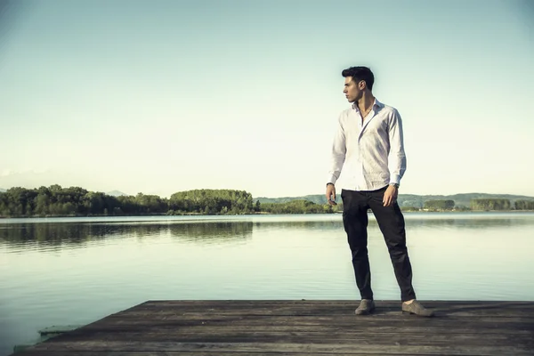 Man op een meer in een zonnige, rustige dag — Stockfoto