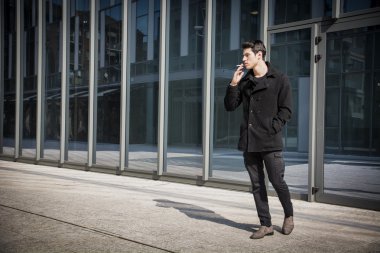 Kentsel ortamda dışında yasaktır genç adam