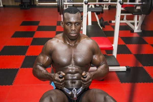 Fisiculturista negra musculoso do bonitão — Fotografia de Stock