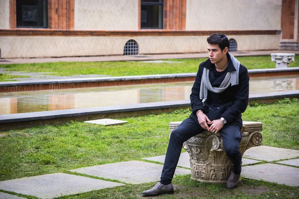 Man Outside the Building Looking Away — Stock Photo, Image