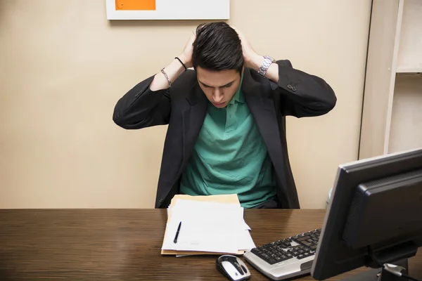 Bezig, bezorgd jonge man staren naar computer — Stockfoto