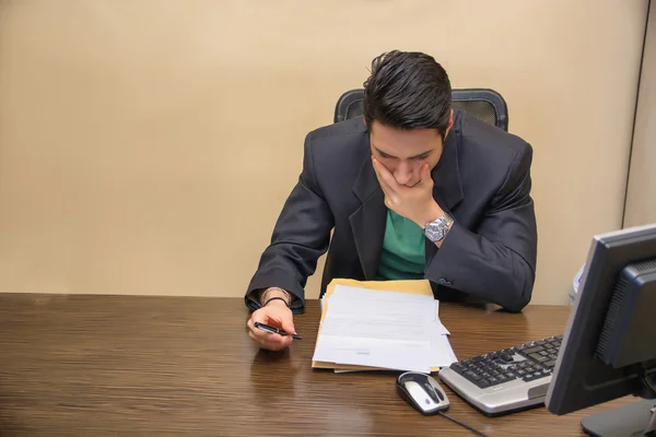 Preoccupied, worried young man staring at computer — Stock Photo, Image