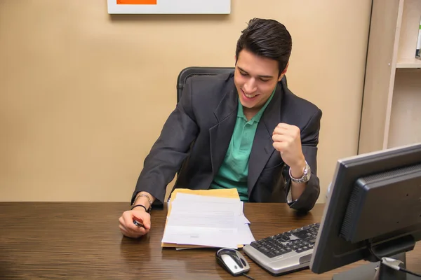 Happy framgångsrik ung affärsman, sitter vid skrivbord — Stockfoto