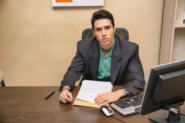 Stilig ung affärsman sitter vid skrivbord — Stockfoto