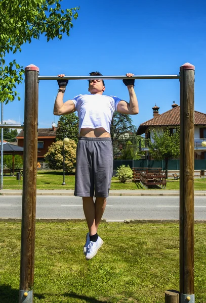 Ung man utövar utanför i stadsparken — Stockfoto