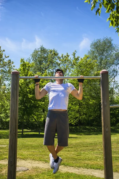 Young man exercising outside in city park — Stock Photo, Image
