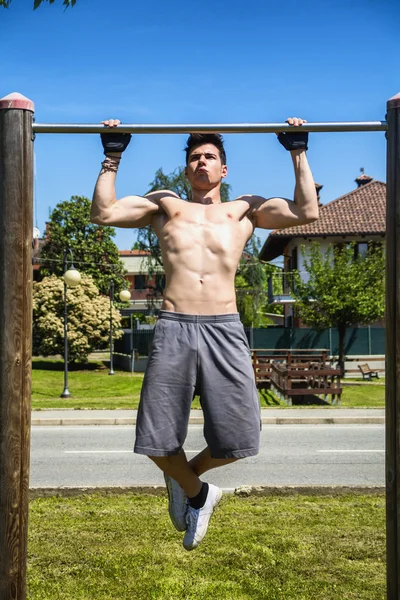 Attraktive nackter Oberkörper junger Mann, Bewegung im Freien im Stadtpark — Stockfoto