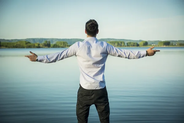 Man outdoor with arms spread open — Stock Photo, Image