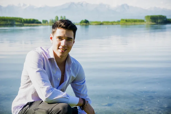 Mann auf einem See an einem sonnigen, ruhigen Tag — Stockfoto