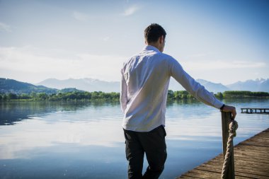 Bir göl güneşli, huzurlu bir gün adam