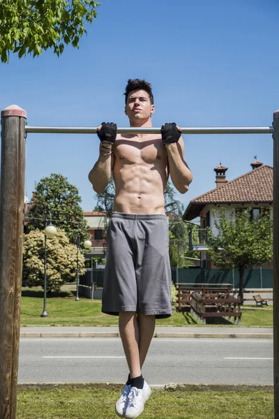 Joven haciendo ejercicio al aire libre en Parque de la ciudad —  Fotos de Stock