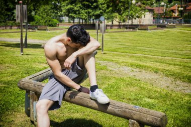 Genç adam oturan Şehir Parkı içinde dinlenme