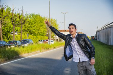 yakışıklı genç adam, yol kenarında bekleyen otostopçu