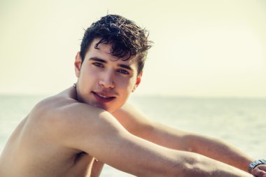 yakışıklı genç adam sudan elde