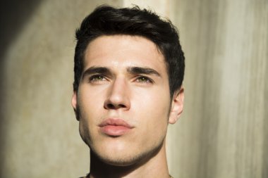 Yakışıklı genç adamın vesikalığı. 