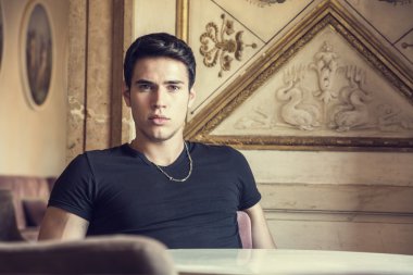 retro Vintage restoranda oturan yakışıklı genç