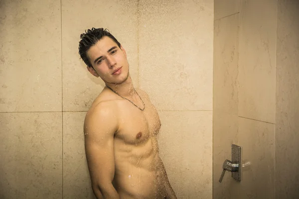 Çekici genç kaslı adam alarak duş — Stok fotoğraf