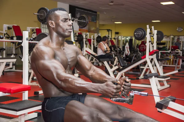 Hunky muskulösen schwarzen Bodybuilder trainieren Sie im Fitness-Studio — Stockfoto