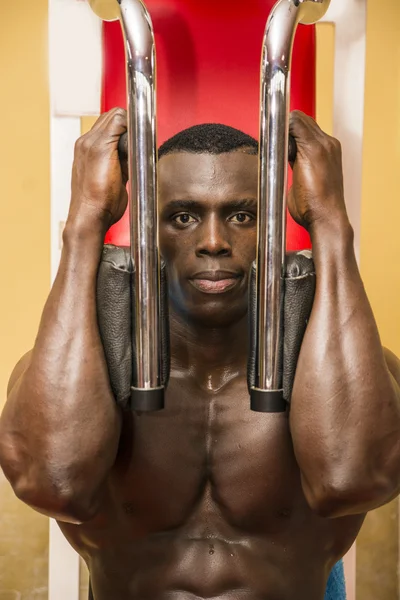 Hunky muscular black bodybuilder working out in gym — Stock Photo, Image