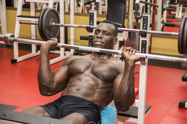 Hunky muscular black bodybuilder working out in gym — Stock Photo, Image