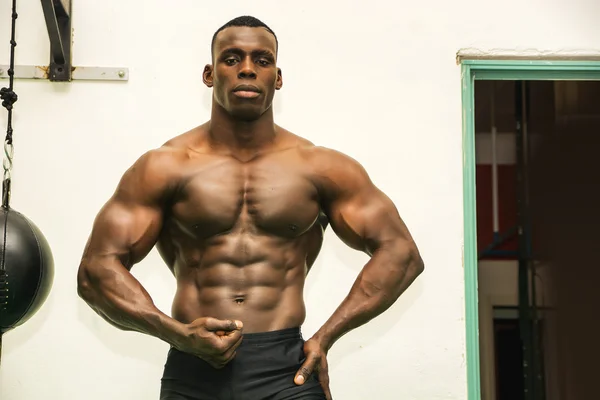 Aantrekkelijke hunky zwarte mannelijke bodybuilder in gym — Stockfoto