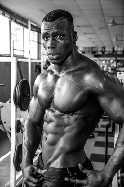 Bodybuilder mâle Hunky noir dans la salle de gym — Photo