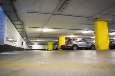 yarısı boş yer altı otoparkı veya park