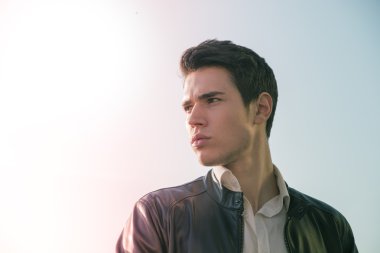 kırsal alan veya otlak önünde yakışıklı genç