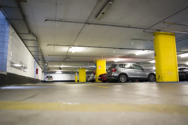 Half leeg ondergrondse garage of parkeren — Stockfoto