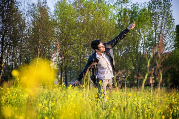 Handsome young man at countryside, in field or grassland — Stock Photo, Image