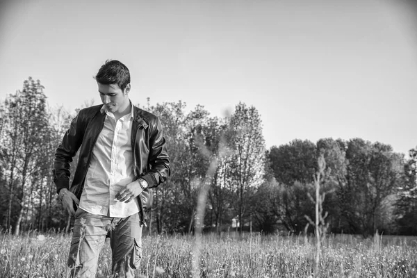 Handsome young man at countryside, in field or grassland — Stock Photo, Image