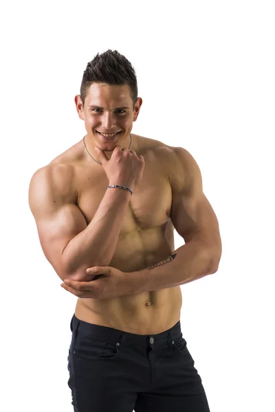 Muscular jovem fisiculturista em pose descontraída, sorrindo — Fotografia de Stock