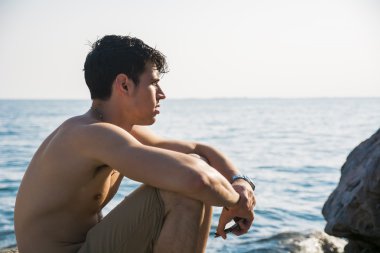 yakışıklı genç adam dışarı su ıslak hai ile Başlarken