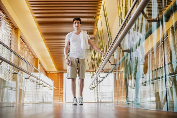 Genç adam koridorda el demiryolu Holding ayakta — Stok fotoğraf